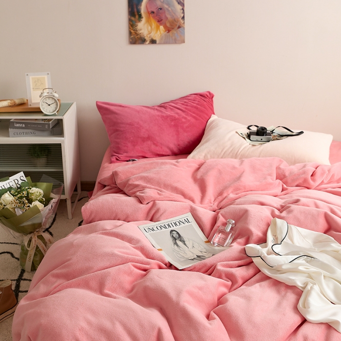 91家纺网 家纺一手货源 找家纺 花沐 2023新款博主风粉色系混搭牛奶绒四件套 莓莓情书