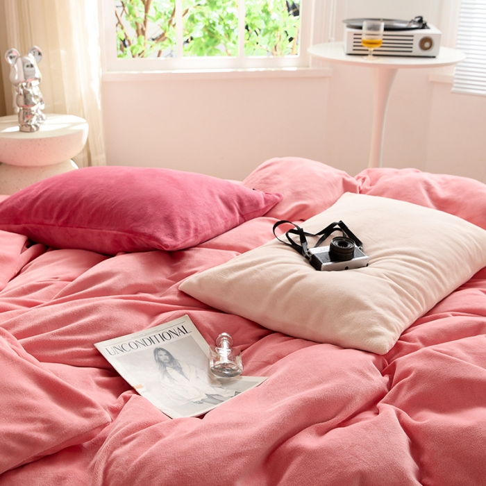 91家纺网 家纺一手货源 找家纺 花沐 2023新款博主风粉色系混搭牛奶绒四件套 莓莓情书