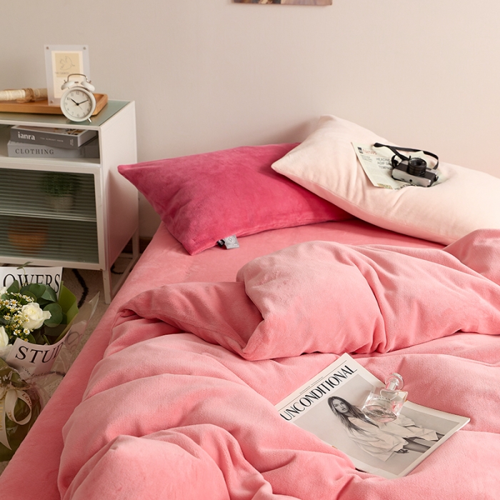 91家纺网 家纺一手货源 找家纺 花沐 2023新款博主风粉色系混搭牛奶绒四件套 莓莓情书