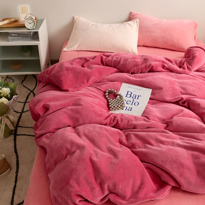 91家纺网 家纺一手货源 找家纺 花沐 2023新款博主风粉色系混搭牛奶绒四件套 一屋蜜桃香