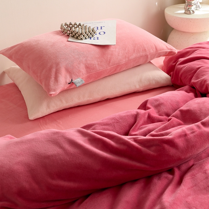 91家纺网 家纺一手货源 找家纺 花沐 2023新款博主风粉色系混搭牛奶绒四件套 一屋蜜桃香