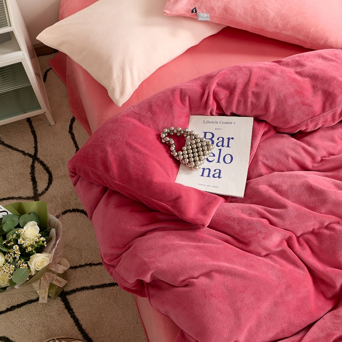 91家纺网 家纺一手货源 找家纺 花沐 2023新款博主风粉色系混搭牛奶绒四件套 一屋蜜桃香