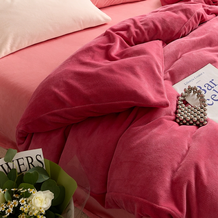 91家纺网 家纺一手货源 找家纺 花沐 2023新款博主风粉色系混搭牛奶绒四件套 一屋蜜桃香