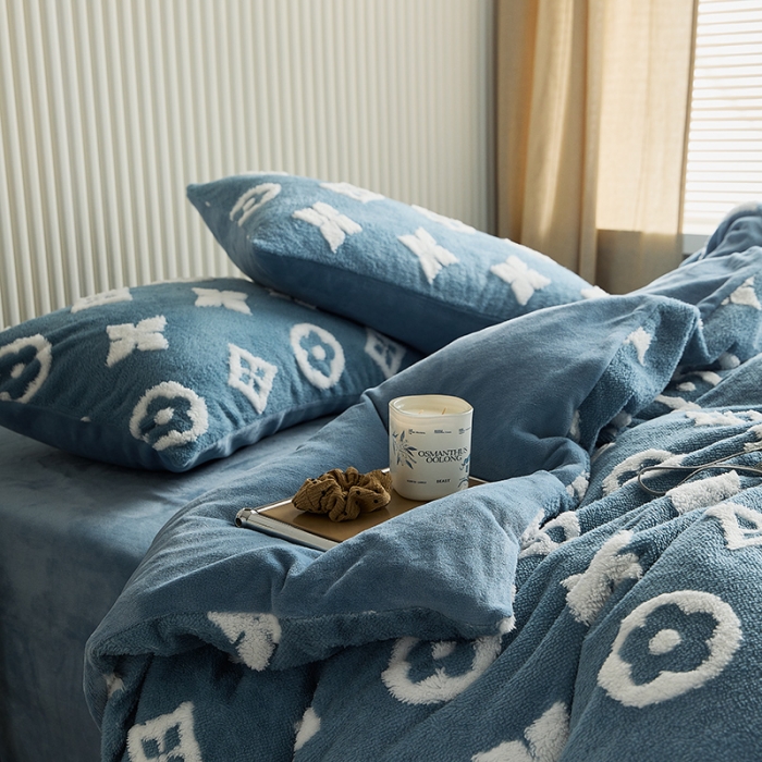 91家纺网 家纺一手货源 找家纺 花沐 2023新款轻奢提花牛奶绒四件套 提花蓝色