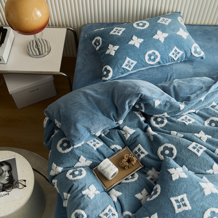 91家纺网 家纺一手货源 找家纺 花沐 2023新款轻奢提花牛奶绒四件套 提花蓝色