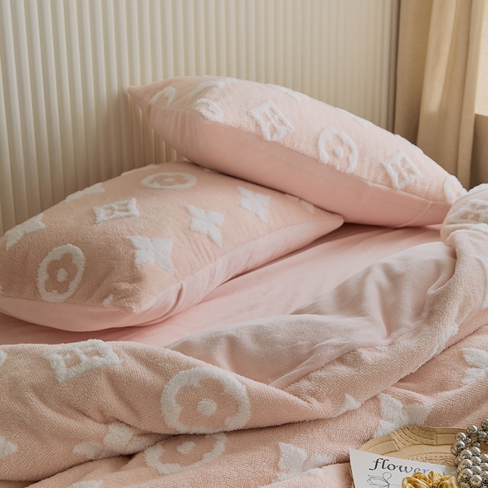 91家纺网 家纺一手货源 找家纺 花沐 2023新款轻奢提花牛奶绒四件套 提花浅粉色