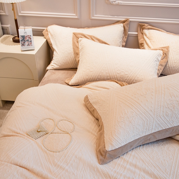 91家纺网 家纺一手货源 找家纺 丝幔新款全消光5D雕花牛奶绒四件套 欧式烂花-奶油白