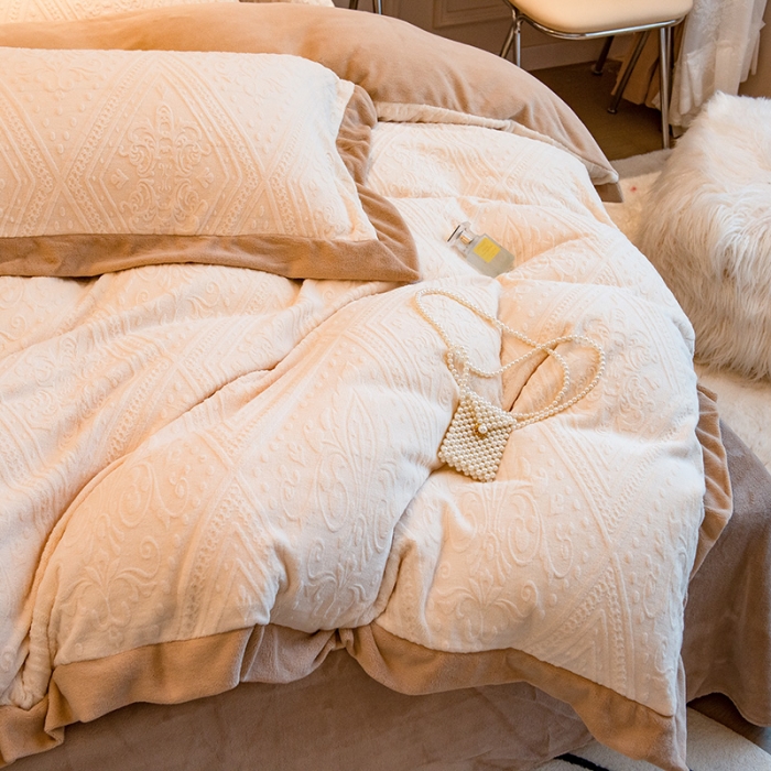 91家纺网 家纺一手货源 找家纺 丝幔新款全消光5D雕花牛奶绒四件套 欧式烂花-奶油白