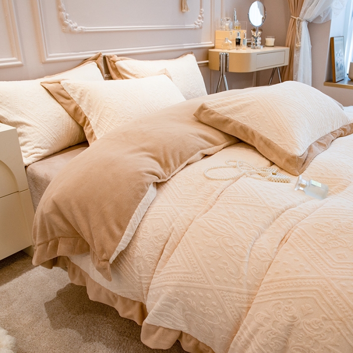 91家纺网 家纺一手货源 找家纺 丝幔新款全消光5D雕花牛奶绒四件套 欧式烂花-奶油白