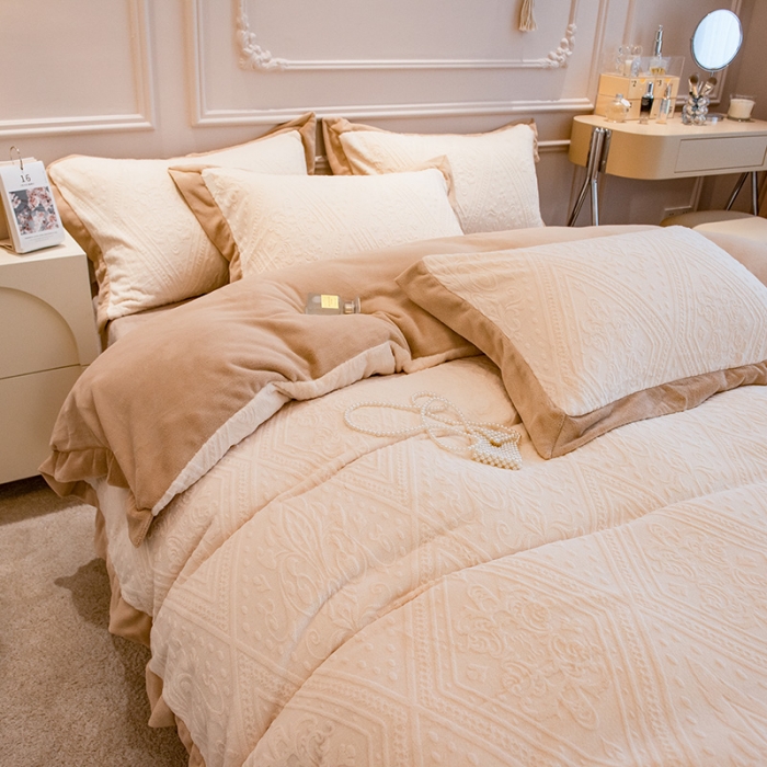 91家纺网 家纺一手货源 找家纺 丝幔新款全消光5D雕花牛奶绒四件套 欧式烂花-奶油白