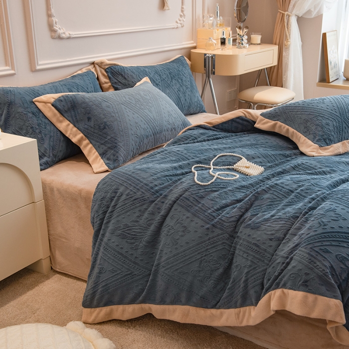 91家纺网 家纺一手货源 找家纺 丝幔新款全消光5D雕花牛奶绒四件套 欧式烂花-轻奢蓝