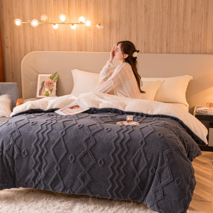 91家纺网 家纺一手货源 找家纺 简爱-2025舒棉绒羊羔绒单被套多功能毯 纹路菱形格-深灰