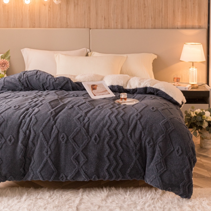 91家纺网 家纺一手货源 找家纺 简爱-2025舒棉绒羊羔绒单被套多功能毯 纹路菱形格-深灰