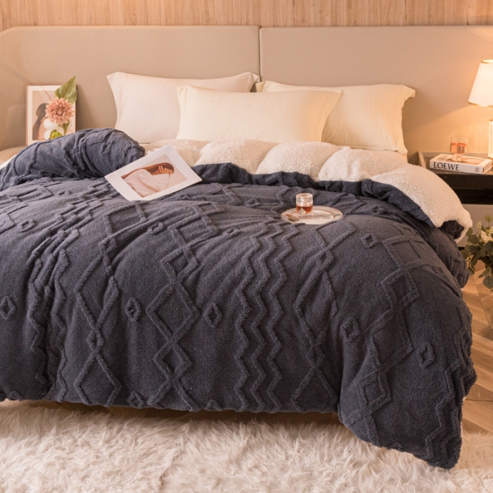 91家纺网 家纺一手货源 找家纺 简爱-2025舒棉绒羊羔绒单被套多功能毯 纹路菱形格-深灰