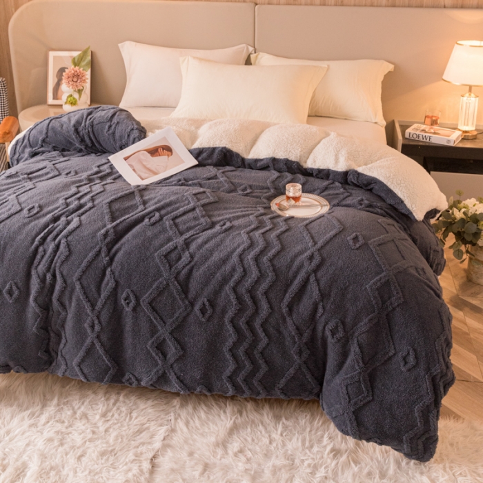 91家纺网 家纺一手货源 找家纺 简爱-2025舒棉绒羊羔绒单被套多功能毯 纹路菱形格-深灰