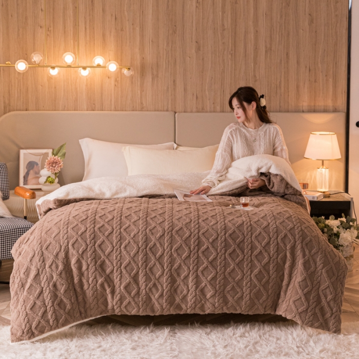 91家纺网 家纺一手货源 找家纺 简爱-2025舒棉绒羊羔绒单被套多功能毯 菱形茉格-咖色