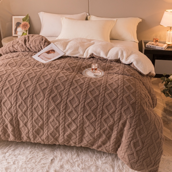 91家纺网 家纺一手货源 找家纺 简爱-2025舒棉绒羊羔绒单被套多功能毯 菱形茉格-咖色