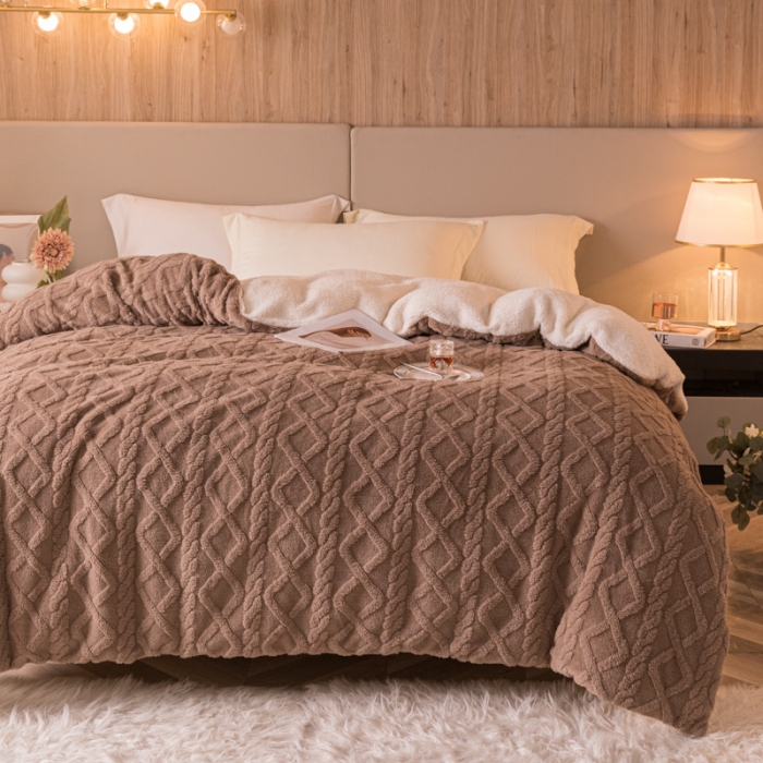 91家纺网 家纺一手货源 找家纺 简爱-2025舒棉绒羊羔绒单被套多功能毯 菱形茉格-咖色