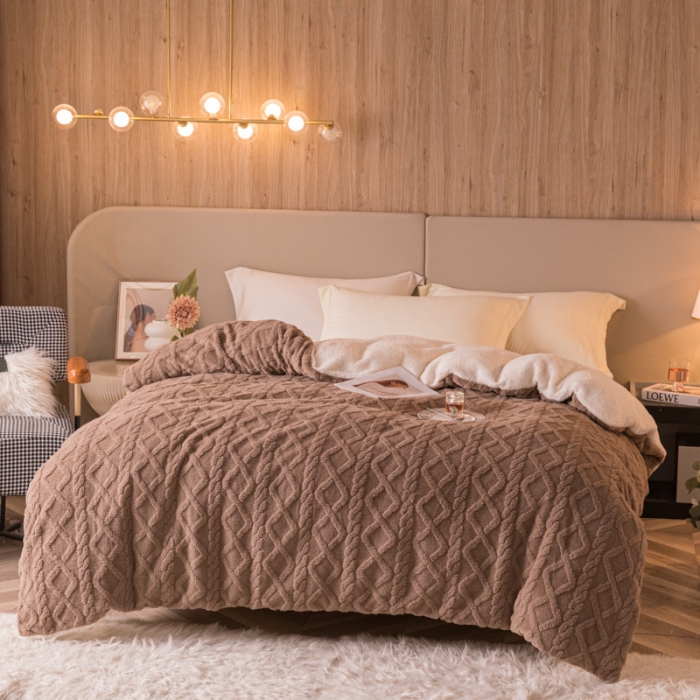 91家纺网 家纺一手货源 找家纺 简爱-2025舒棉绒羊羔绒单被套多功能毯 菱形茉格-咖色