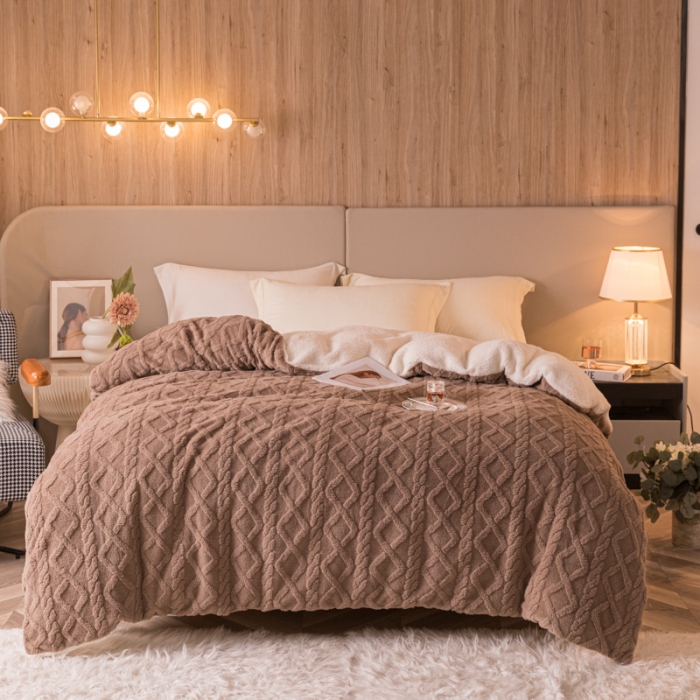 91家纺网 家纺一手货源 找家纺 简爱-2025舒棉绒羊羔绒单被套多功能毯 菱形茉格-咖色