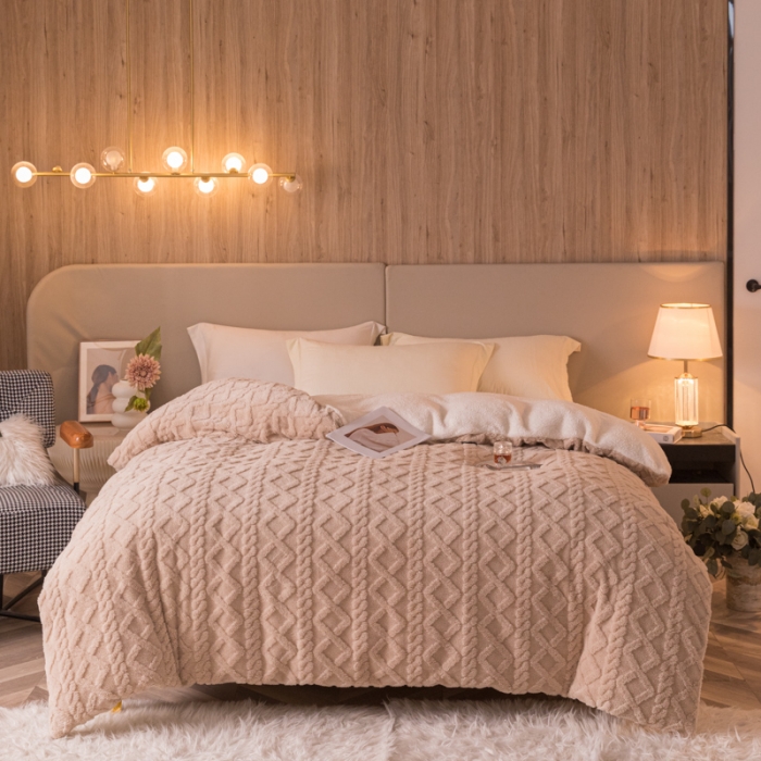 91家纺网 家纺一手货源 找家纺 简爱-2025舒棉绒羊羔绒单被套多功能毯 菱形茉格-米驼色