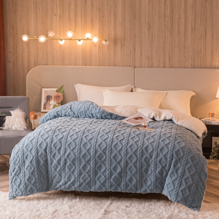 91家纺网 家纺一手货源 找家纺 简爱-2025舒棉绒羊羔绒单被套多功能毯 菱形茉格-暮色蓝