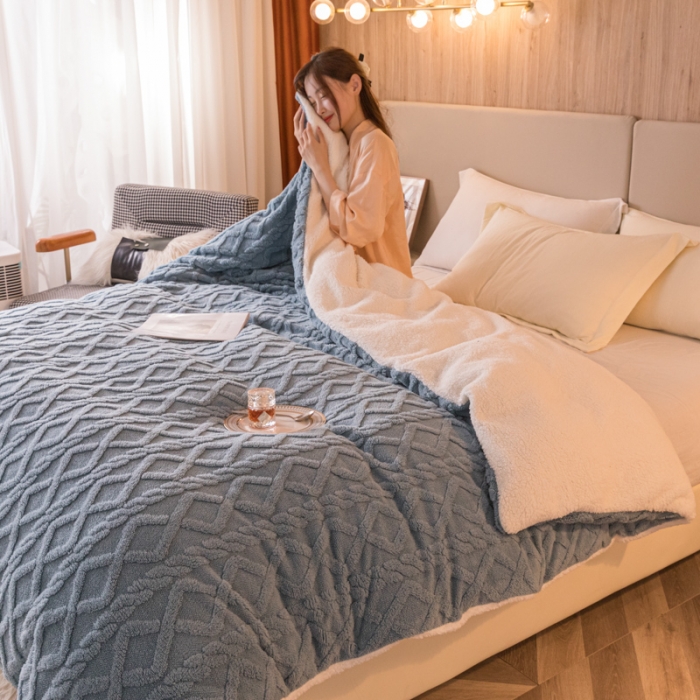 91家纺网 家纺一手货源 找家纺 简爱-2025舒棉绒羊羔绒单被套多功能毯 菱形茉格-暮色蓝