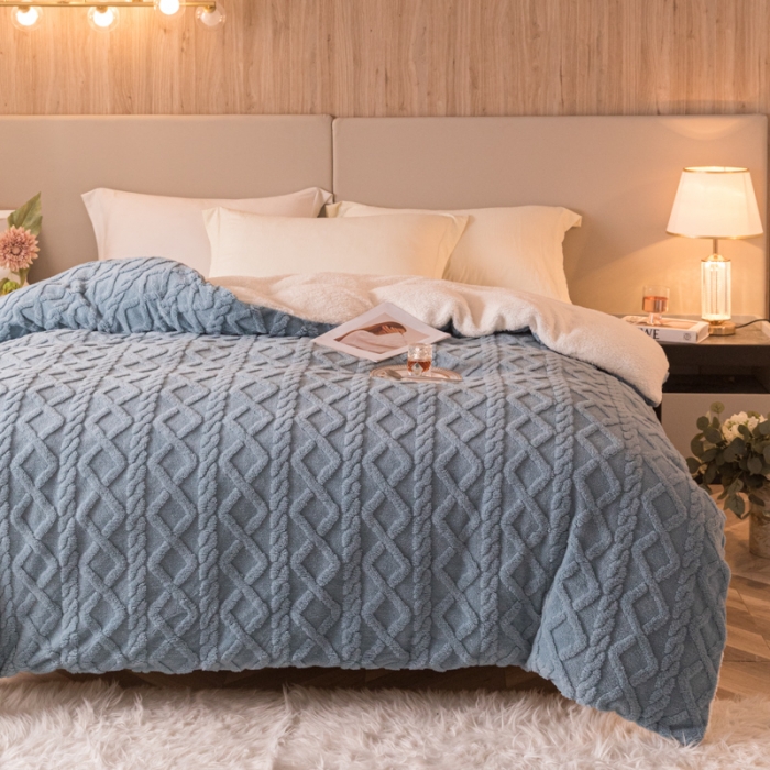 91家纺网 家纺一手货源 找家纺 简爱-2025舒棉绒羊羔绒单被套多功能毯 菱形茉格-暮色蓝