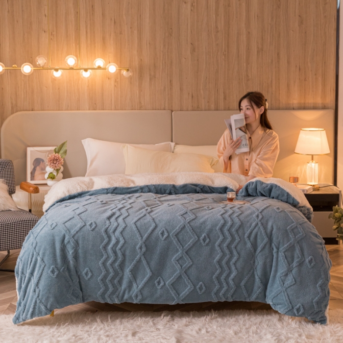 91家纺网 家纺一手货源 找家纺 简爱-2025舒棉绒羊羔绒单被套多功能毯 纹路菱形格-暮色蓝