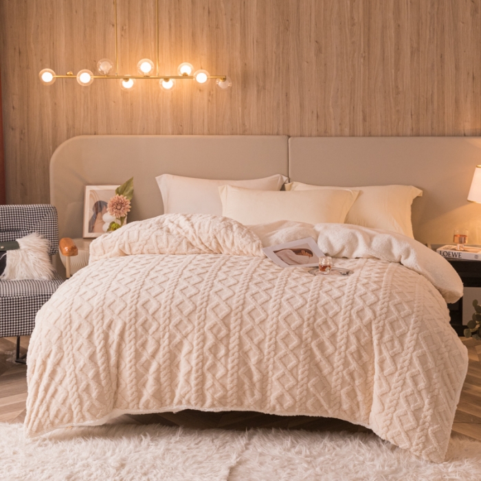 91家纺网 家纺一手货源 找家纺 简爱-2025舒棉绒羊羔绒单被套多功能毯 菱形茉格-浅米