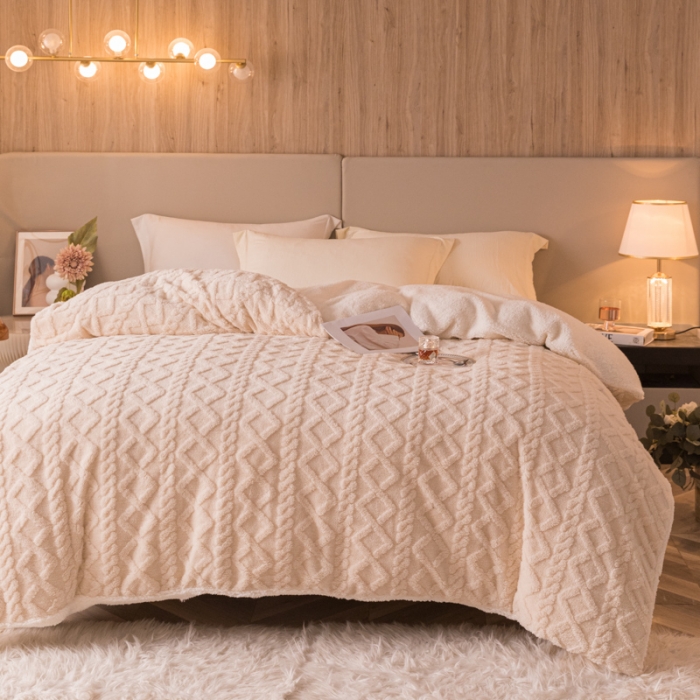 91家纺网 家纺一手货源 找家纺 简爱-2025舒棉绒羊羔绒单被套多功能毯 菱形茉格-浅米