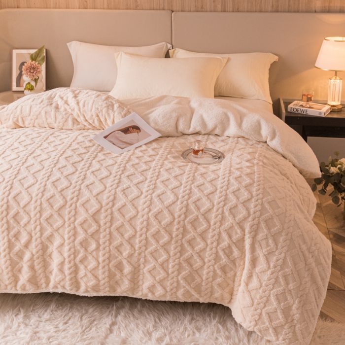 91家纺网 家纺一手货源 找家纺 简爱-2025舒棉绒羊羔绒单被套多功能毯 菱形茉格-浅米