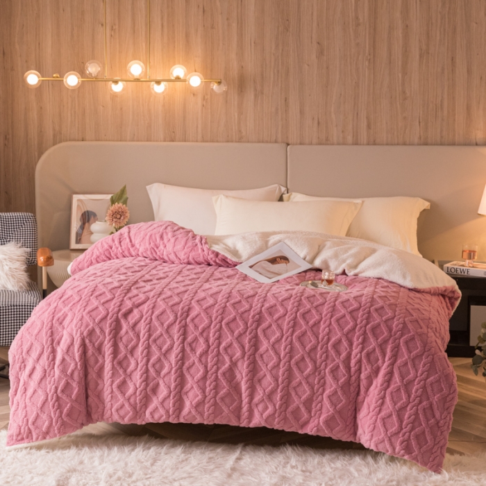 91家纺网 家纺一手货源 找家纺 简爱-2025舒棉绒羊羔绒单被套多功能毯 菱形茉格-珊瑚粉