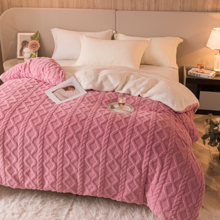 91家纺网 家纺一手货源 找家纺 简爱-2025舒棉绒羊羔绒单被套多功能毯 菱形茉格-珊瑚粉