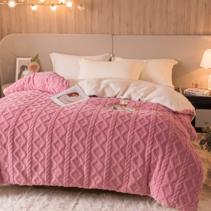91家纺网 家纺一手货源 找家纺 简爱-2025舒棉绒羊羔绒单被套多功能毯 菱形茉格-珊瑚粉