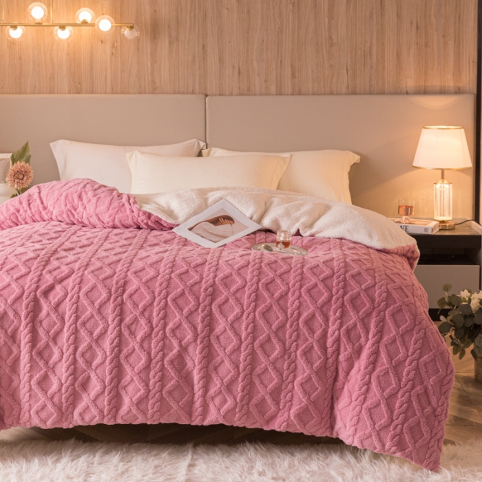 91家纺网 家纺一手货源 找家纺 简爱-2025舒棉绒羊羔绒单被套多功能毯 菱形茉格-珊瑚粉