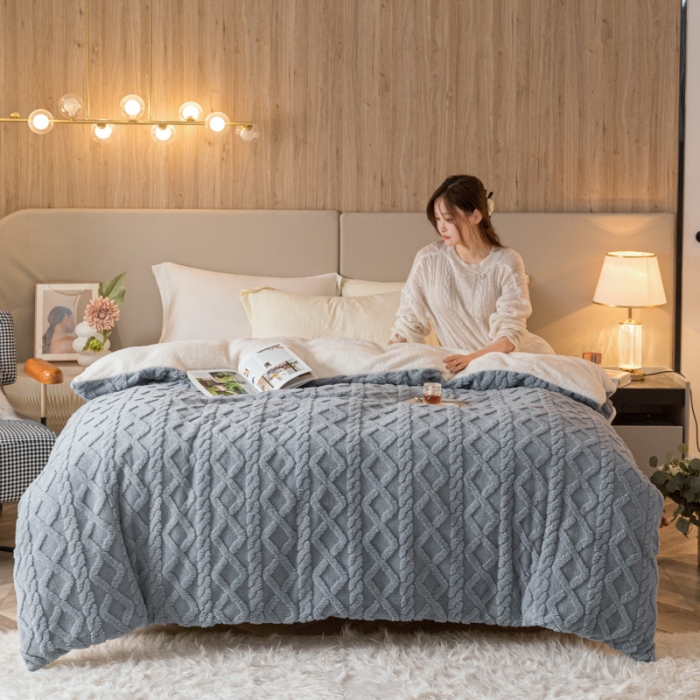 91家纺网 家纺一手货源 找家纺 简爱-2025舒棉绒羊羔绒单被套多功能毯 菱形茉格-雾霾蓝