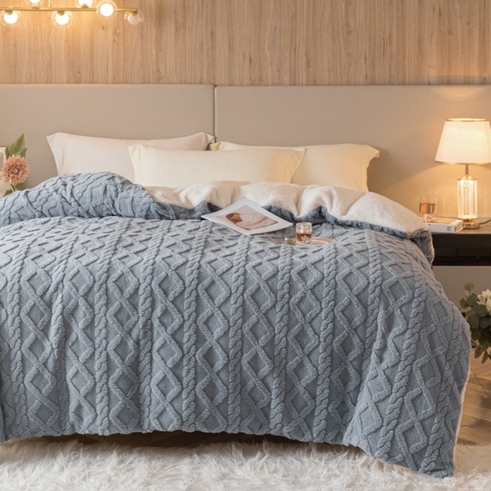 91家纺网 家纺一手货源 找家纺 简爱-2025舒棉绒羊羔绒单被套多功能毯 菱形茉格-雾霾蓝