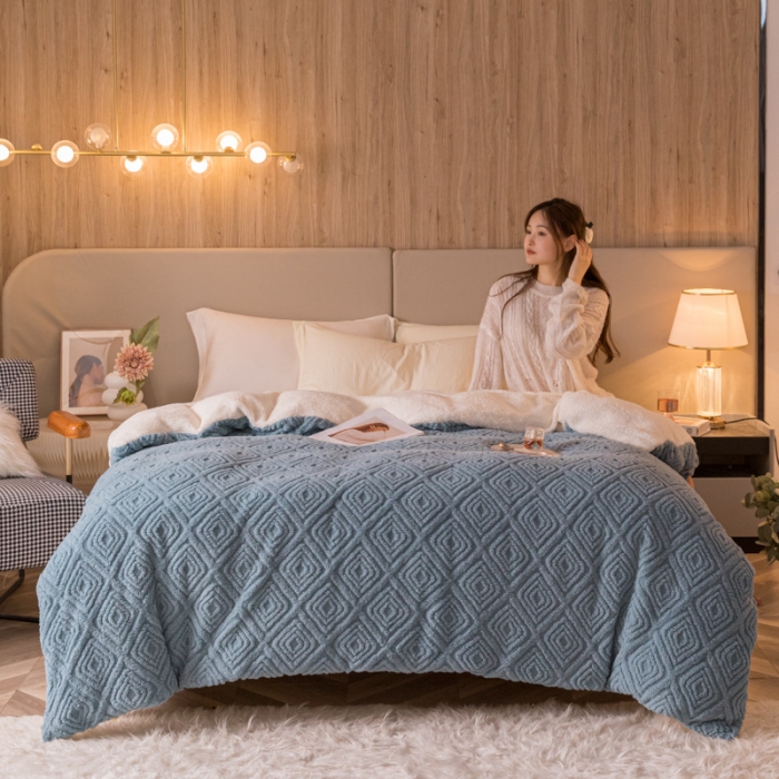 91家纺网 家纺一手货源 找家纺 简爱-2025舒棉绒羊羔绒单被套多功能毯 菱形苏格-暮色蓝
