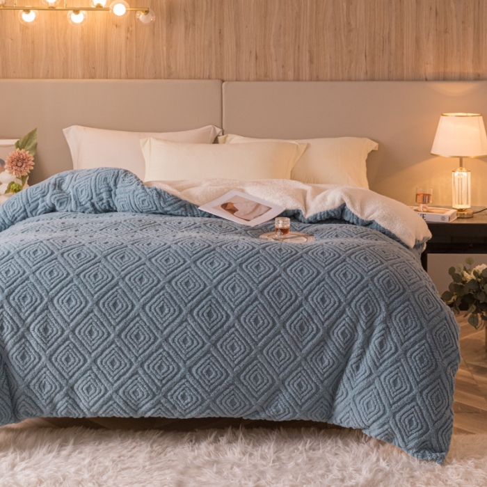 91家纺网 家纺一手货源 找家纺 简爱-2025舒棉绒羊羔绒单被套多功能毯 菱形苏格-暮色蓝