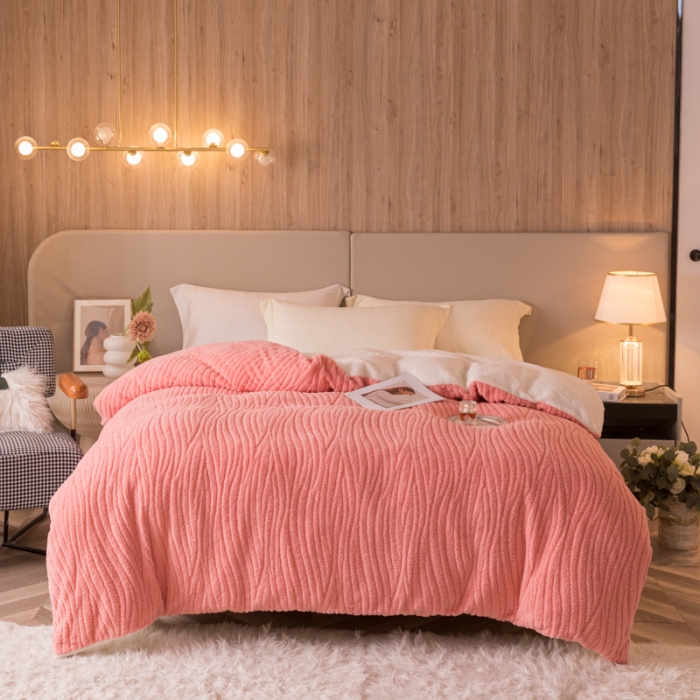 91家纺网 家纺一手货源 找家纺 简爱-2025舒棉绒羊羔绒单被套多功能毯 水漾纹-樱花粉