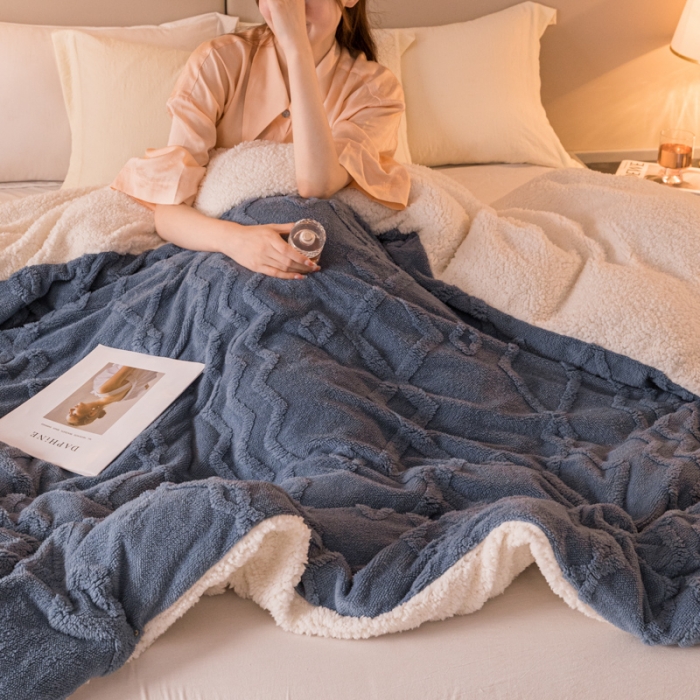 91家纺网 家纺一手货源 找家纺 简爱-2025舒棉绒羊羔绒单被套多功能毯 纹路菱形格-北卡蓝