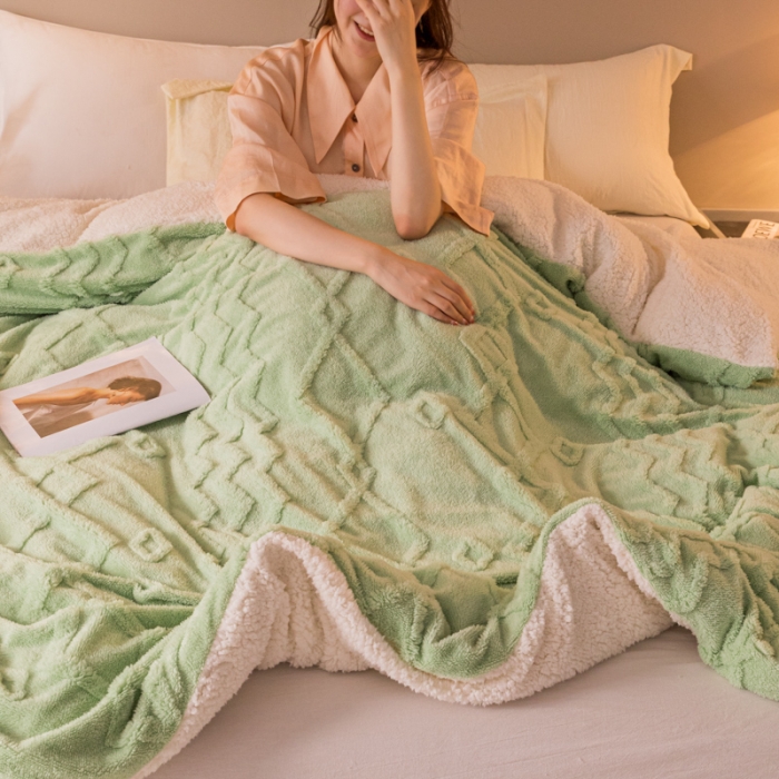 91家纺网 家纺一手货源 找家纺 简爱-2025舒棉绒羊羔绒单被套多功能毯 纹路菱形格-海藻绿