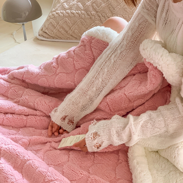 91家纺网 家纺一手货源 找家纺 昔可家纺 2022新款ins风纯色保暖塔塔绒多功能毛毯 爱心粉