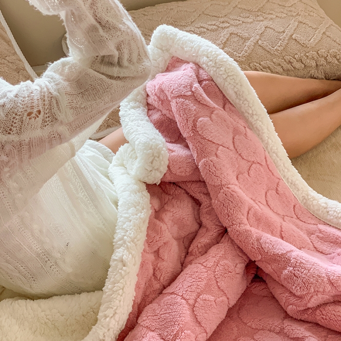 91家纺网 家纺一手货源 找家纺 昔可家纺 2022新款ins风纯色保暖塔塔绒多功能毛毯 爱心粉