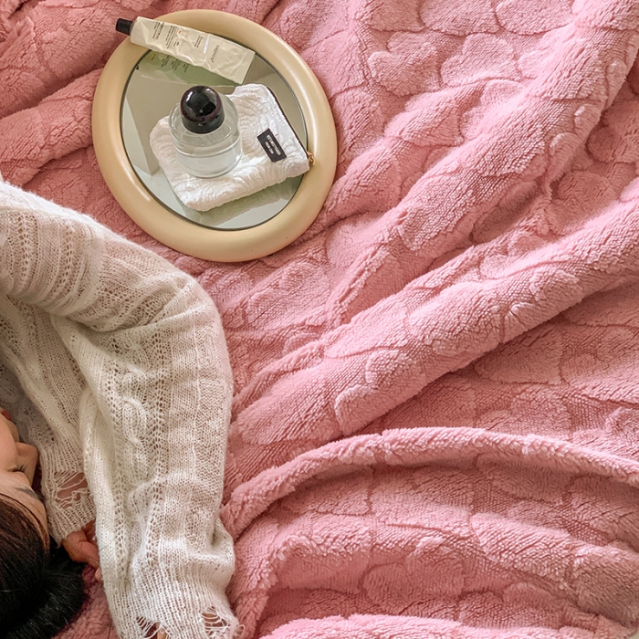 91家纺网 家纺一手货源 找家纺 昔可家纺 2022新款ins风纯色保暖塔塔绒多功能毛毯 爱心粉