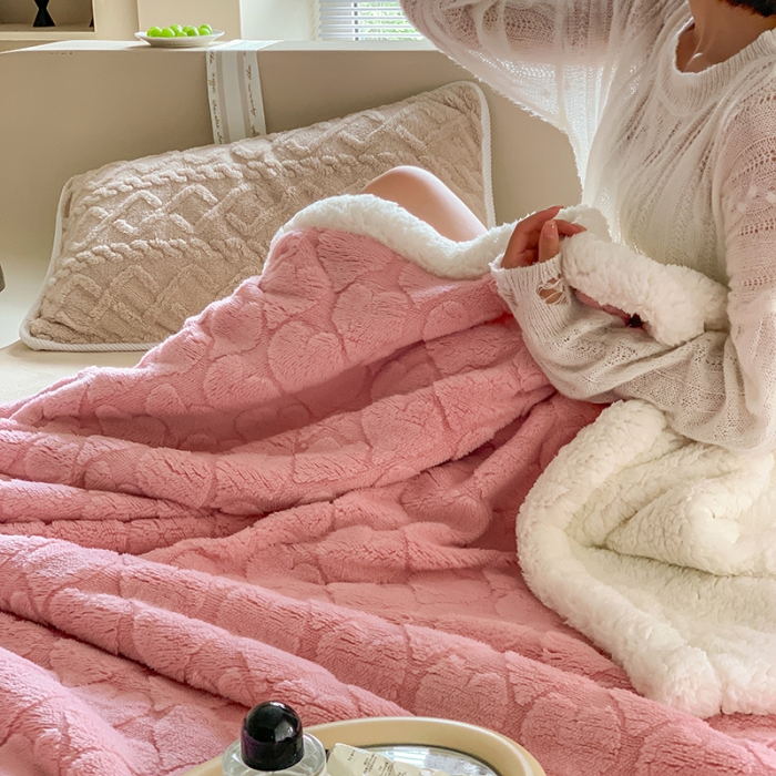 91家纺网 家纺一手货源 找家纺 昔可家纺 2022新款ins风纯色保暖塔塔绒多功能毛毯 爱心粉