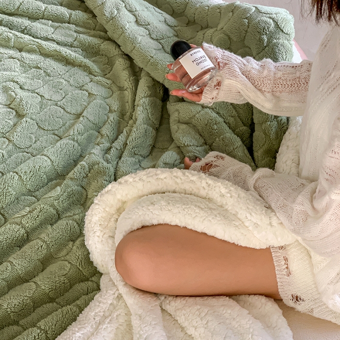 91家纺网 家纺一手货源 找家纺 昔可家纺 2022新款ins风纯色保暖塔塔绒多功能毛毯 爱心绿