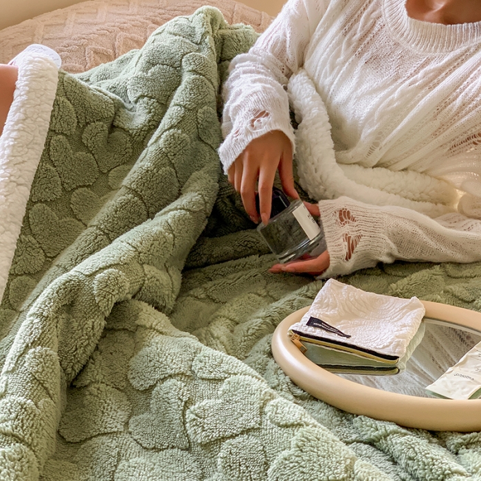 91家纺网 家纺一手货源 找家纺 昔可家纺 2022新款ins风纯色保暖塔塔绒多功能毛毯 爱心绿