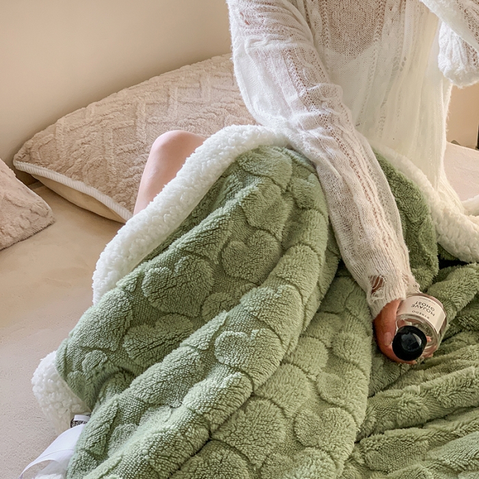 91家纺网 家纺一手货源 找家纺 昔可家纺 2022新款ins风纯色保暖塔塔绒多功能毛毯 爱心绿